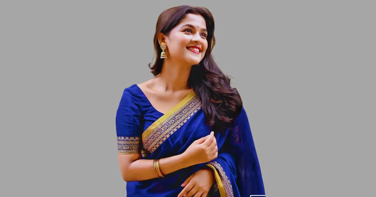 sadia ayman in blue saree